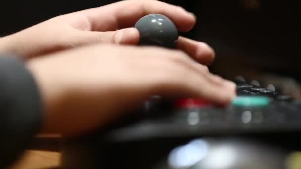Αγόρι που πατάει το χρωματιστό κουμπί ενός arcade pad για να παίξει vintage βιντεοπαιχνίδια - Πλάνα, βίντεο