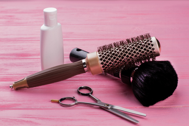 Escova de cabelo, tesoura e xampu
. - Foto, Imagem