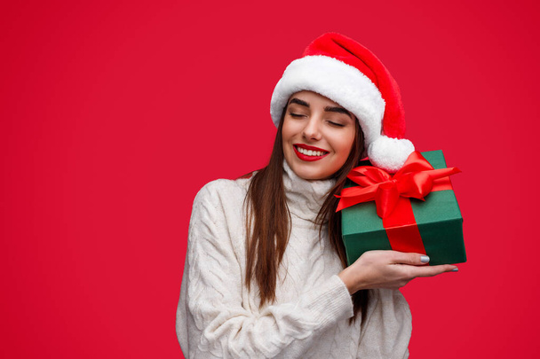 Happy woman guessing Christmas present in box - Zdjęcie, obraz