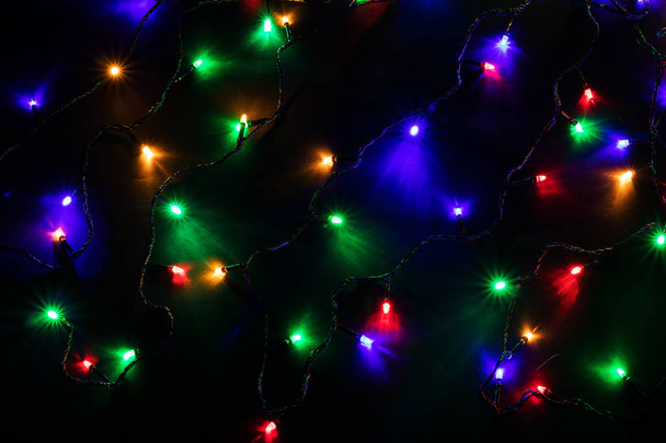 Joulun Garland valot tumma tausta
 - Valokuva, kuva