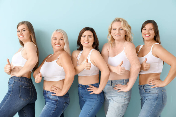 Skupina tělesně pozitivní ženy ukazující palec nahoru na barevném pozadí - Fotografie, Obrázek