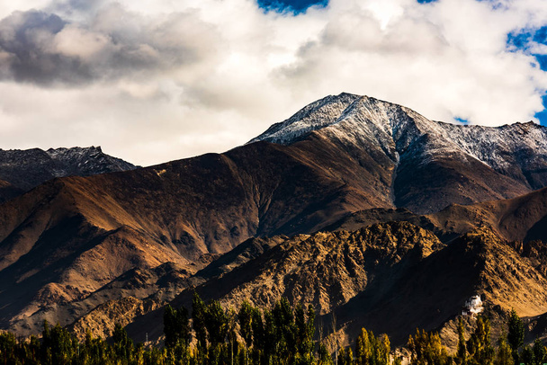 Himalayan mountain landscape along Leh - Fotoğraf, Görsel