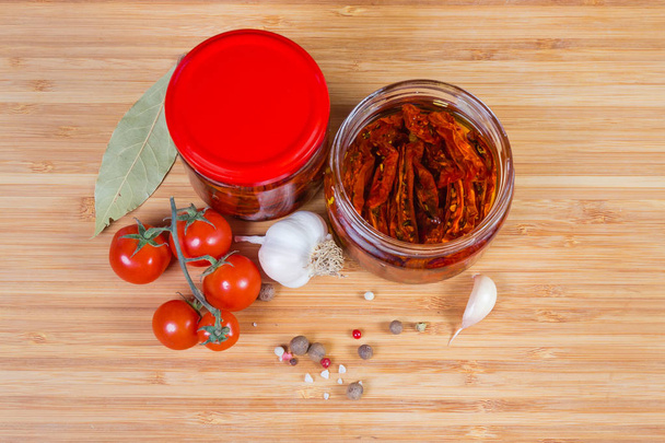 Vista superior de tomates secos em óleo em jarros, ingredientes
 - Foto, Imagem