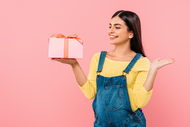 happy pregnant pretty girl holding gift box isolated on pink - Φωτογραφία, εικόνα