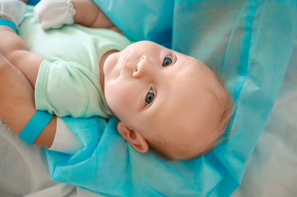 Νεαρή γυναίκα με νεογέννητο μωρό στο μαιευτήριο, κοντινό πλάνο - Φωτογραφία, εικόνα