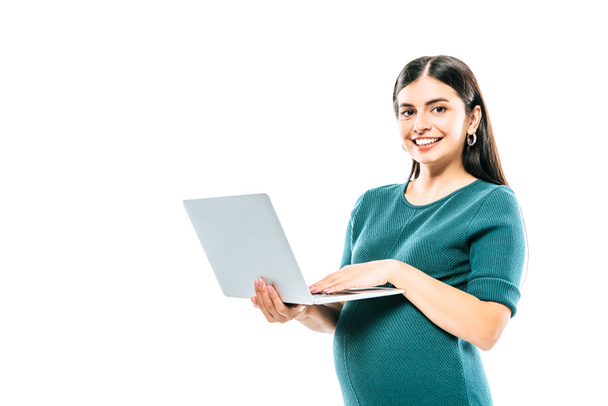 sonriendo chica embarazada sosteniendo portátil aislado en blanco
 - Foto, imagen