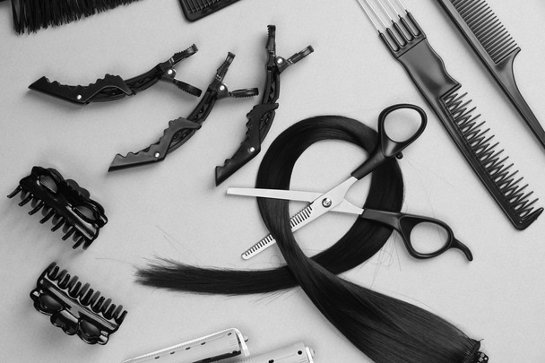professionelle Friseur-Tools auf grauem Hintergrund - Foto, Bild
