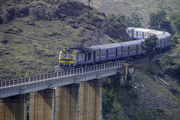 地元の通勤電車、プネー・インディア近くのシンダワーンで高架橋を横断するディーゼル・マルチユニット(Dmu). - 写真・画像