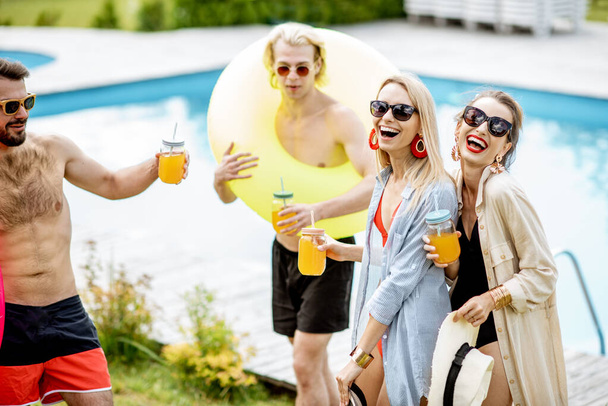Grupo de amigos felizes na piscina
 - Foto, Imagem