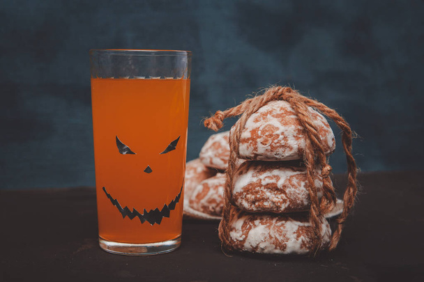 bril met spookachtige pompoenen en koekjes voor Halloween - Foto, afbeelding