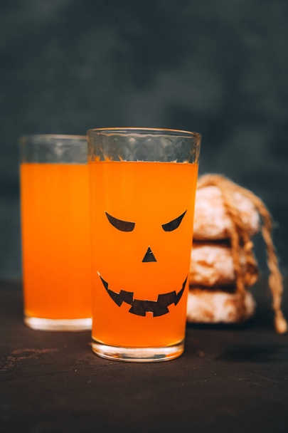 Gläser mit gruseligen Kürbissen und Plätzchen zu Halloween - Foto, Bild