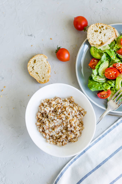 Buckwheat porridge and vegetable salad for for lanch, Diet Menu  - Foto, afbeelding