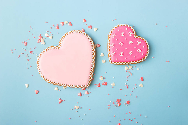 Farklı şekillerde pembe kurabiye kalbi, mavi arkaplan - Fotoğraf, Görsel