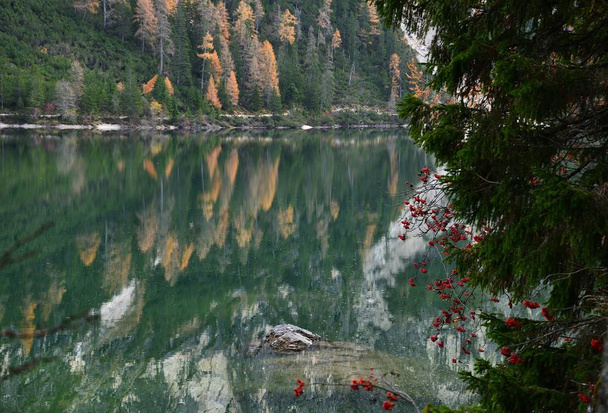 Réflexions sur le lac alpin
 - Photo, image