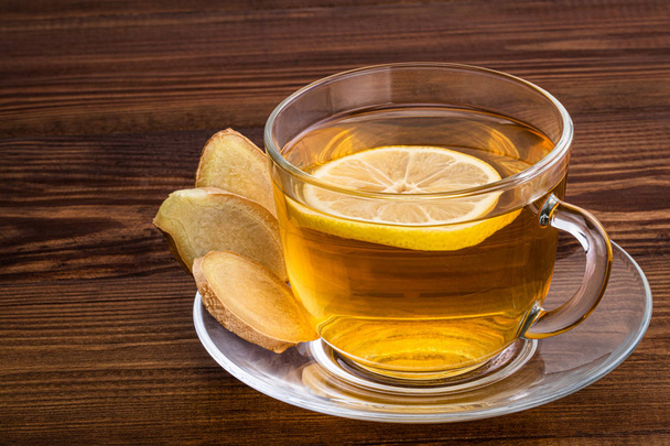 木の背もたれにレモンと生姜の根で生姜茶のカップ - 写真・画像