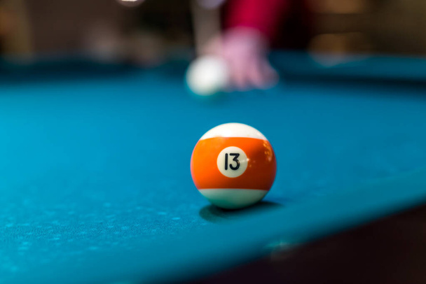 ビリヤードボール、青いテーブルの背景にマクロフォーカス - 写真・画像