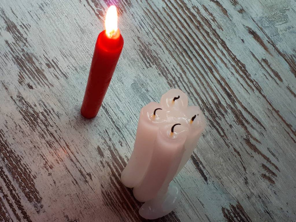 γκρο πλαν κόκκινων και λευκών κεριών σε ξύλινη επιφάνεια που συμβολίζει τους ηγέτες της κοινής γνώμης - Φωτογραφία, εικόνα