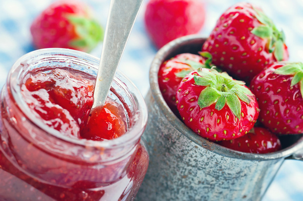 Confiture de fraises dans un bocal en verre et fraises fraîches
 - Photo, image