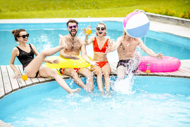 Amici che si divertono in piscina
 - Foto, immagini