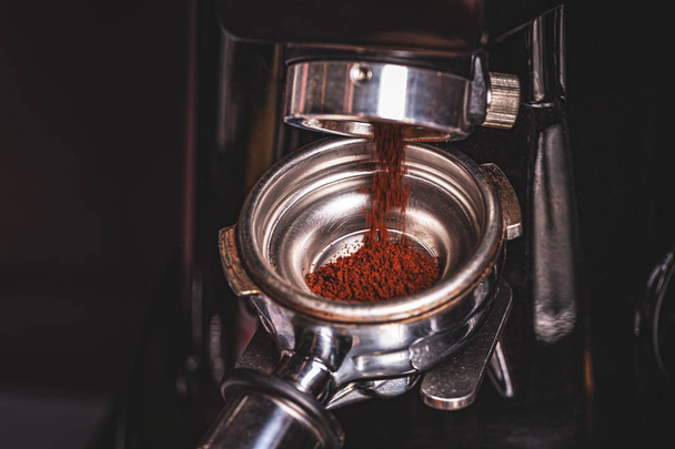 Coffee grinding process - Fotoğraf, Görsel