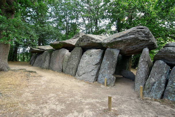 dolmen la roche-aux-fees - Elfenfelsen - einer der berühmtesten und - Foto, Bild