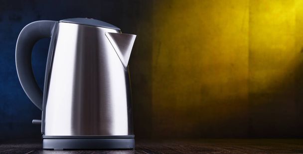 Електричний бездротовий чайник з нержавіючої сталі ємністю одного літра
 - Фото, зображення