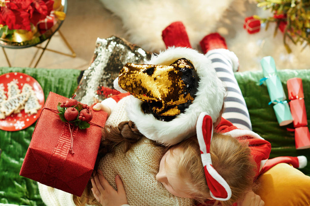 elegant mother and child with Christmas present box hugging - Fotografie, Obrázek
