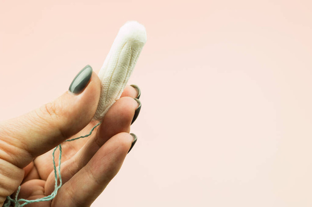 close-up van vrouw hand houden menstruatie katoen tampon - Foto, afbeelding