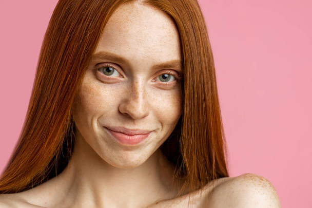 Beautiful spa woman with perfect fresh freckled skin - Foto, imagen