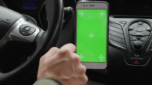 Bir arabanın içinde yeşil ekran akıllı telefon kullanmak. - Video, Çekim