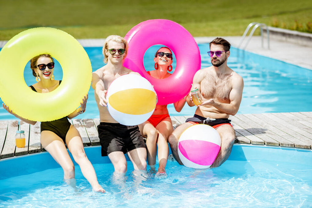 Amigos divirtiéndose en la piscina
 - Foto, imagen