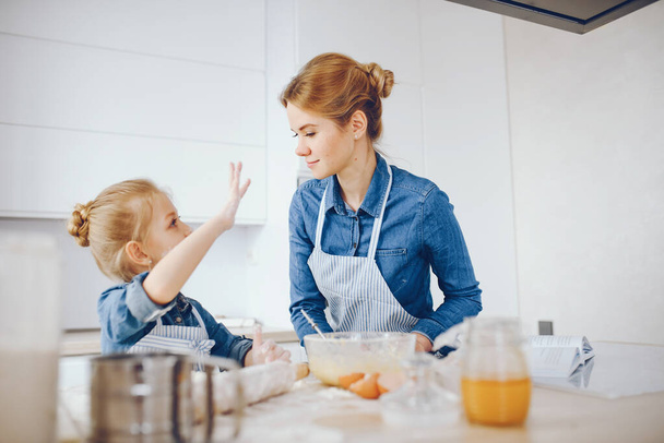 mother with daughter in the kitchen - Foto, immagini