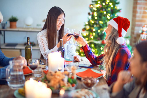 Gyönyörű családi találkozó mosolyogva boldog és magabiztos. Pörkölt pulykát tartó személy otthon ünnepli a karácsonyt - Fotó, kép