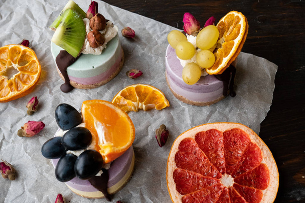 Vegane rohe Desserts, Kuchen und Bonbons. Liebe zu einem gesunden veganen Ernährungskonzept - Foto, Bild