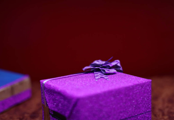 Closeup kerst geschenkdoos achtergrond met kopieerruimte voor uw tekst - Foto, afbeelding