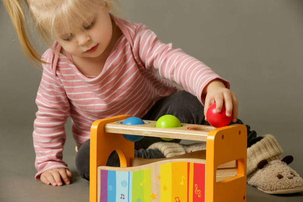 Kleinkind farblich passende Bälle Spiel, Kind spielt mit bunten Holzbällen, motorisches Entwicklungskonzept - Foto, Bild