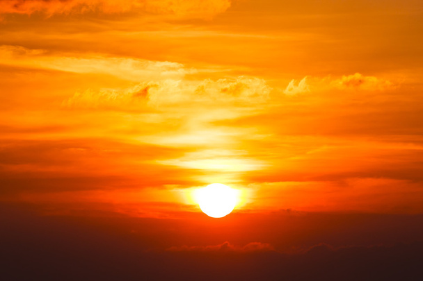 Яркий оранжевый восход над облаками
 - Фото, изображение