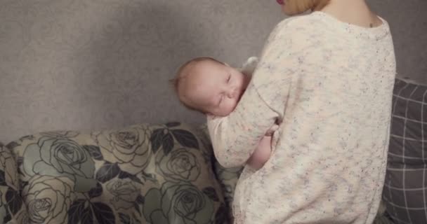 Genç anne küçük bebeğini uyutuyor.. - Video, Çekim
