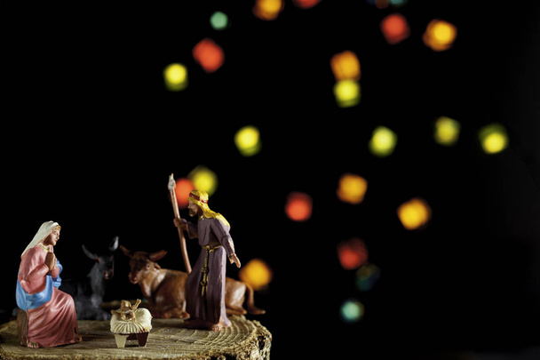 Різдвяна сцена з Ісусом, Марією та Джозефом на чорному - Фото, зображення
