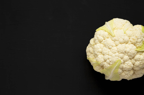 Raw Cauliflower Head на чорному тлі, над головою. Плоть  - Фото, зображення