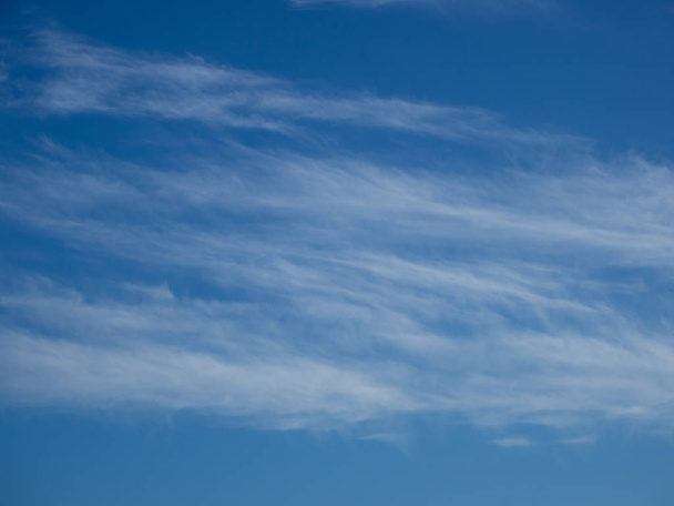 голубое небо и белые облака - Фото, изображение