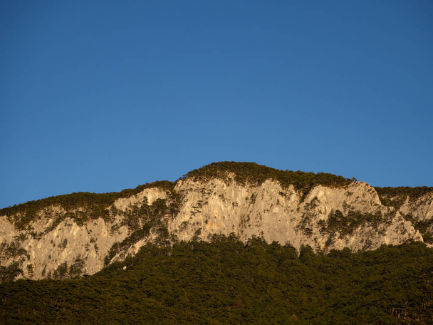 Cordillera y cara de steet y cielo azul
 - Foto, Imagen