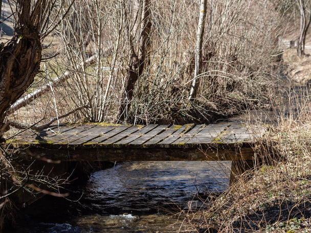 Holzbrücke über kleinen Bach im Frühling - Foto, Bild