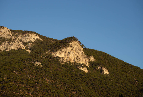 Vuoristo ja steet kasvot ja sininen taivas
 - Valokuva, kuva