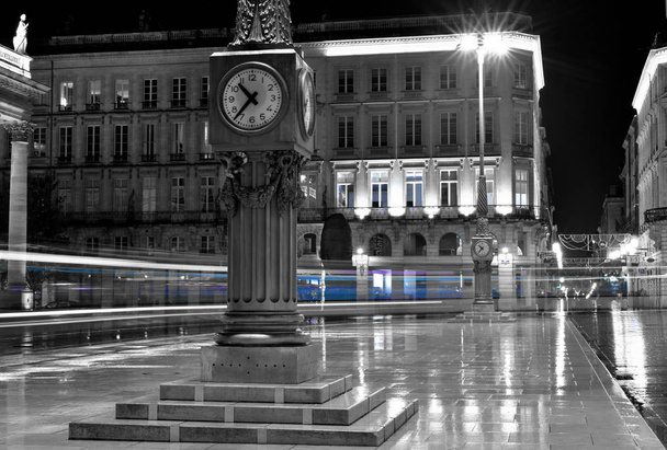 Tramway de nuit devant le Grand Theatre Opera de Bordeaux, France - Photo, Image