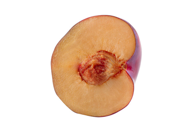 Μισό από ένα απαλό, απαλό, μωβ δαμάσκηνο φρούτο με πυρήνα απομονωμένο σε λευκό φόντο με χώρο αντιγραφής για κείμενο ή εικόνες. Πλευρική άποψη. Κοντινό πλάνο. - Φωτογραφία, εικόνα