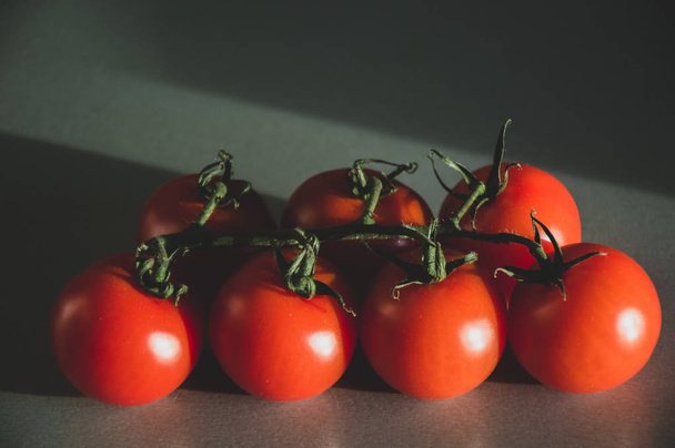 свіжі помідори на чорному фоні
 - Фото, зображення
