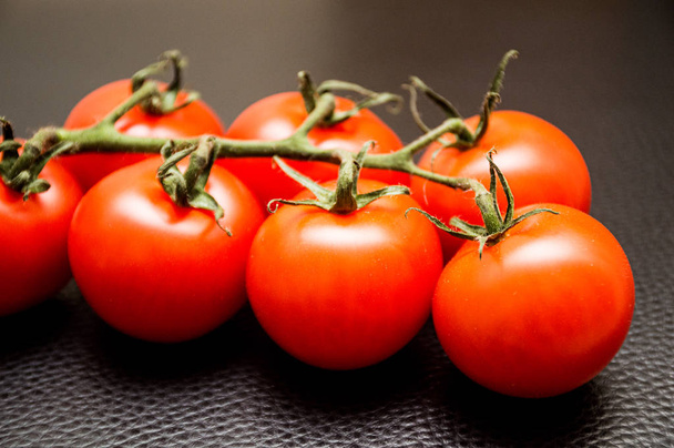 tuoreet tomaatit mustalla pohjalla - Valokuva, kuva