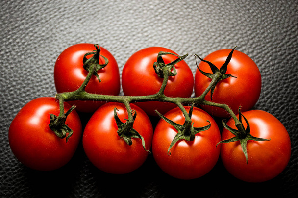 Siyah arkaplanda taze domatesler - Fotoğraf, Görsel