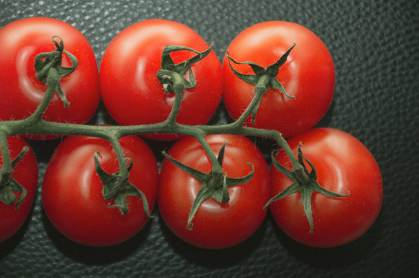 tomates frescos sobre fondo negro - Foto, imagen